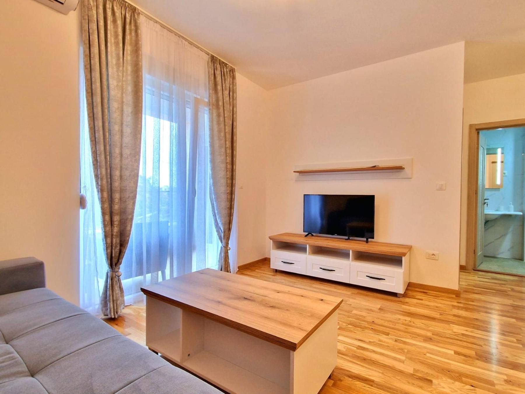 Volna 52 * Budva